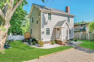 Charming 3-Bedroom Vacation Home Just 5 Minute Walk to Narragansett Beach Hotel in zona University of Rhode Island Bay Campus
