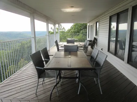 Spacious Home, Awesome View, Close to Lakes, Comfortably Sleeps 18 People