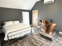 Ladysmith Cozy Cottage - Copper Tub - Waterfront