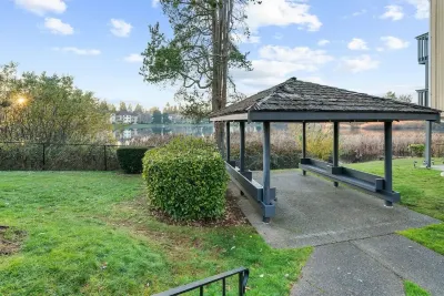 Casa Bella Homes-top floor condo unit, centrally located, home away from home Federal Way Memorial Field附近的飯店