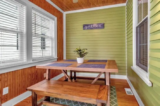 Magazine featured townhome steps from Elmwood Village 25mins from Niagara Falls