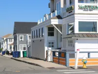 Steps from Hampton Beach and all entertainment! 2 bedrooms, pet friendly! Hotels near Hampton Beach