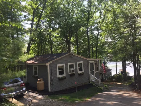 Remodeled Cottage retreat on the Lake, close to Boston but nestled in the woods Отели рядом с достопримечательностью «The Mill Works»