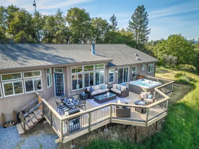 Hot Tub - BBQ - Pool Table - Mountain View - Close to Wedding Venues