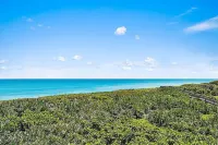 ✨Oceanfront🌊 Breathtaking View🏖️ Central Location📍 Pool🏊‍♂️ Modern Elegance✨