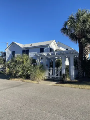 Oceanfront historic gem on great block 來特斯維海灘酒店