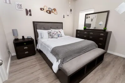 Edmond Oasis: Luxury Retreat w/ Massage Chair and Infinity Game Table Hotel dekat University of Central Oklahoma