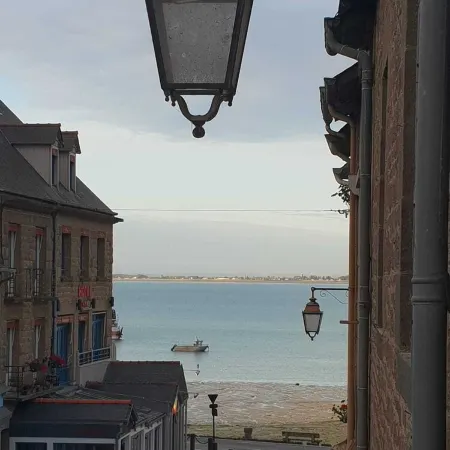 Apt T3 with garage, street of the port, Cancale, 50 m sea and harbor of Houle