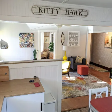 Adorable 1 Bd Cottage for a Fun Couple's Getaway, Central Location, Dog Friendly
