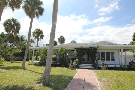 Old Florida Charm, House on the Indian River Lagoon with 250 ft Dock New Listing Отели в г. Сейнт Луси