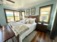 Lake cabin w/Mountain view, game room, & lake access, Sleeps 8, 3 King Bedrooms