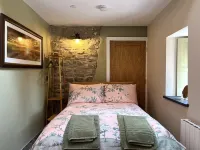Gloriously rural, Ty Ni is a fantastic new barn conversion in Pembrokeshire Hotel dekat The Georges Restaurant & Cafe Bar