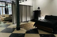 DOWN ON MAIN - a charming historic apartment in the heart of Eureka Springs