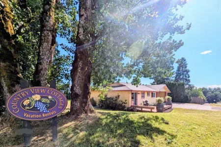 Country View Cottages, Stylish, Comfy, Uncorked Cottage Near Downtown Carlton