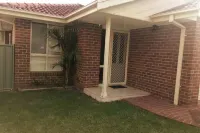 Residential House w/ garage - 3 mins from local shops
