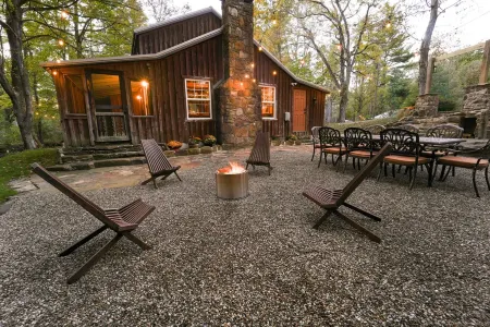 Cozy Creekside Cabin + Walking Trails, AC, Wifi