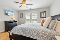 4 bedroom home with private pool. Close walk to beach and beautiful marsh views. Hotels in Lockwoods Folly