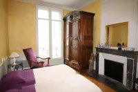 3000 sq f, in the old  Saumur city , along the Loire river. Charm & great views