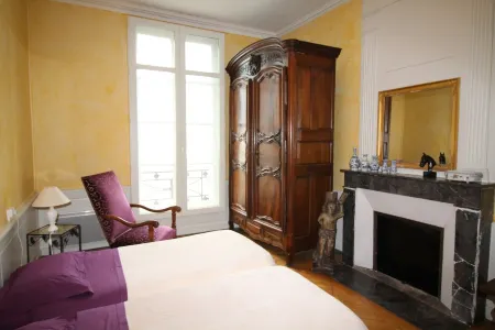 3000 sq f, in the old  Saumur city , along the Loire river. Charm & great views