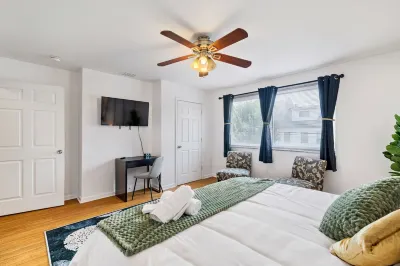 Central 5BD Getaway - Spacious Home w/ BBQ Hotels in South Side