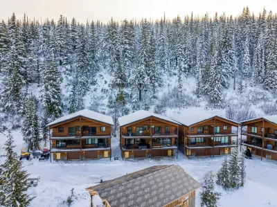 Luxurious 4BR Mountain Chalet at Schweitzer w/ Epic Views, Hot Tub, Pet-Friendly