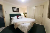 Residential House near local shops( 3mins walk)