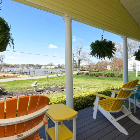 Waterfront with spectacular view, close to restaurants and bars