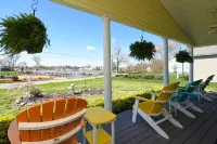 Waterfront with spectacular view, close to restaurants and bars