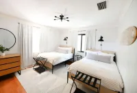 Backyard Oasis & Resort Style Pool Retro Rosie and Cobweb's附近的飯店
