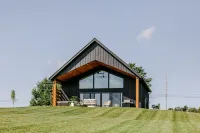 Sky Ridge-The Dawn/ Brand New Cabin in Amish Country w/Hot tub