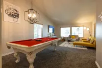 Private Family☀Pool Home☀ /Firepit/King BED Suite/ Fun Billiard Table/Sleeps 10 Hotels in Rialto