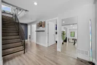 Denver Home: Hot tub, Theater, Gym 6 bedrooms 3 baths, king bed