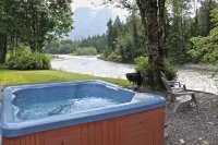 Beautiful Riverfront Getaway in the Cascade Mountains - Hytter