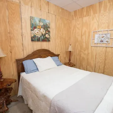 Southern Comfort Cabin- minutes from the river and the lake!