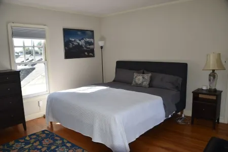 4 bed 3 bath house in wine area near SF. Walk to town. Dog friendly PLV120240032