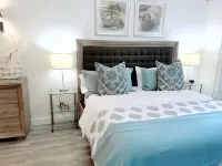 POSHPADZ -Villa Koalua Walk to Jupiter Beach-Prime Lake Views-Resort Setting - balcony