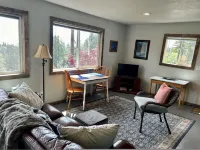 Peacefull hilltop cottage with huge ocean views!