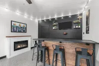 Green Bay Getaway - 4 minute walk to Lambeau and Resch Center 그린베이 호텔