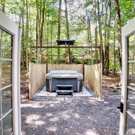 Lake Naomi Poconos Gem★HotTub+Game Room+Fire Pit Mid-Mod Chalet★Golden Owl PA