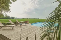 La Maison des Vendangeurs , Gîte with swimming pool and bicycles