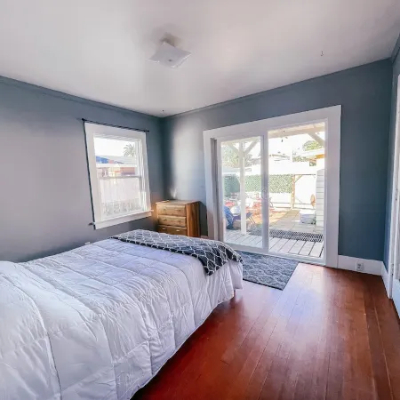 Downtown Two Bedroom Craftsman Home- 2 Minute Walk to the Plaza