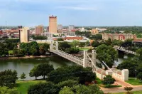 Downtown Waco retreat! 2 blocks to Magnolia Silos! Huge private balcony!