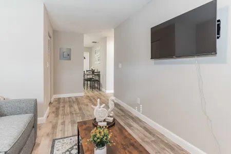 2 Bedroom 2 Bath Walking distance to Beach and Restaurants