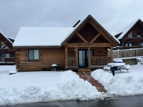 Cozy 2 Bed 2 Bath Cabin located next to Three Bears Resort in Warrens Wisconsin