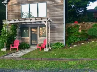 Beautifully appointed lake-view cottage with dock access Hotels in Castleton