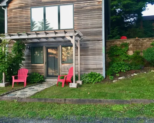 Beautifully appointed lake-view cottage with dock access Hotels in Castleton