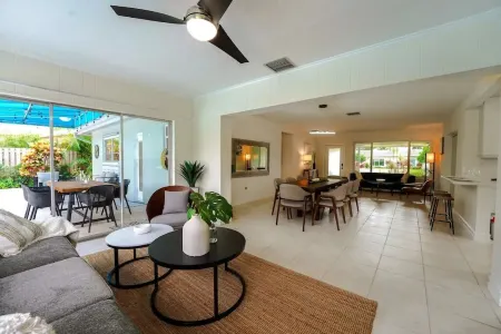 Relaxing Family vacation  with Pool near Cruise, Airport, beach, downtown