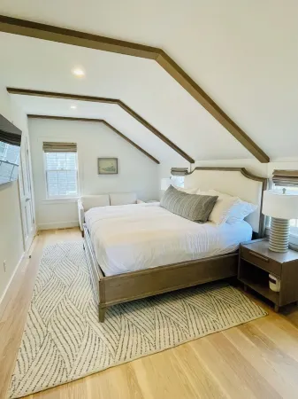 Charming new construction 4br cottage in town