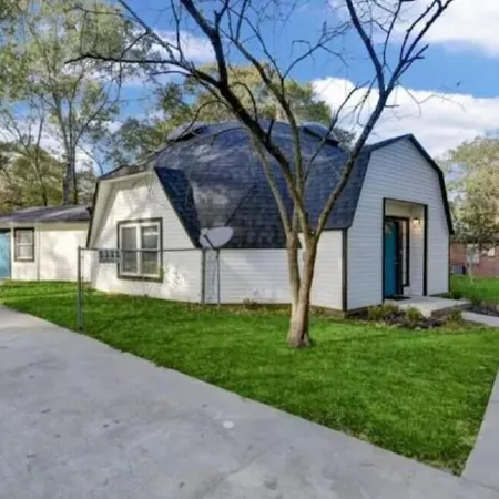 Lake Conroe Dome Home - 1.5 miles to Lake Conroe. Pet Friendly.