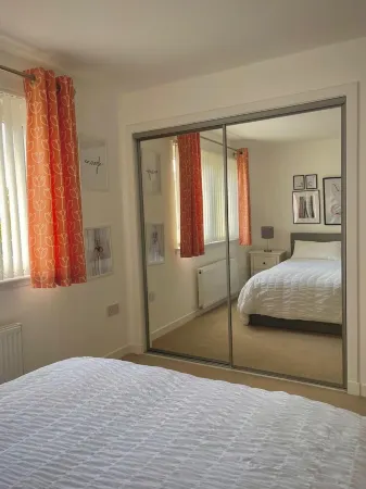 Bright 2-bedroom apartment with parking in Montrose